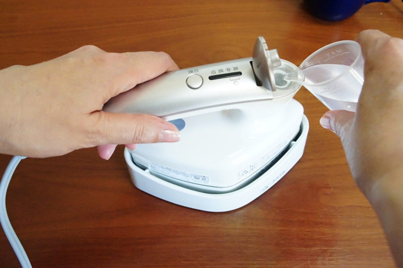 日立のスチームアイロン『CSI-RX2』　水入れる